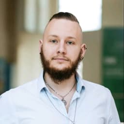 Headshot of Lion Kontorer